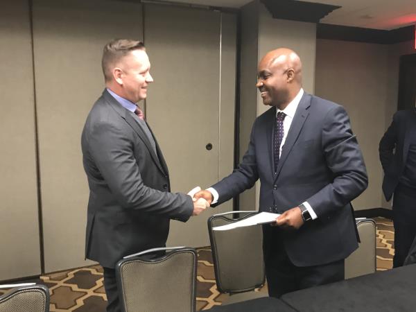 Vodacom Business Nigeria MD Lanre Kolade (right) shakes on the deal with Hans Geldenhuys, Intelsat’s managing sales director, Africa.